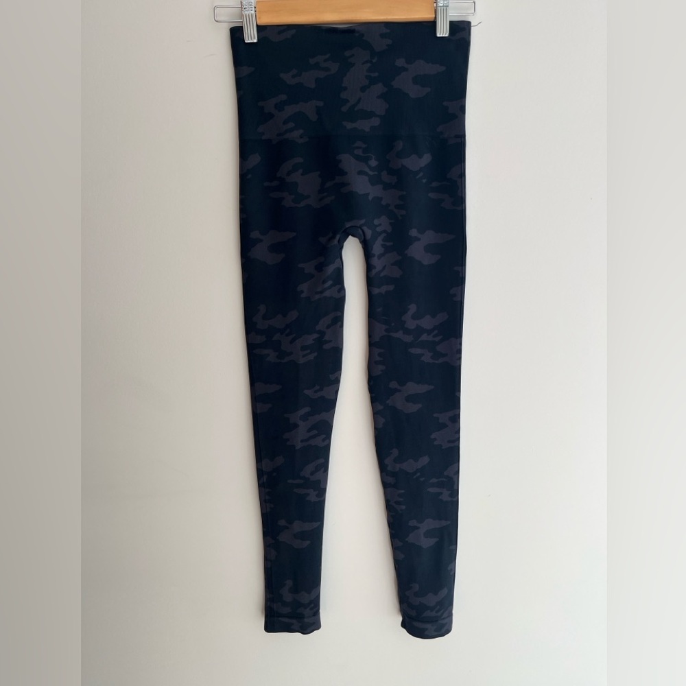 SPANX Look At Me Now Seamless Cropped Leggings Grey Black Camo Athleisure Gym
